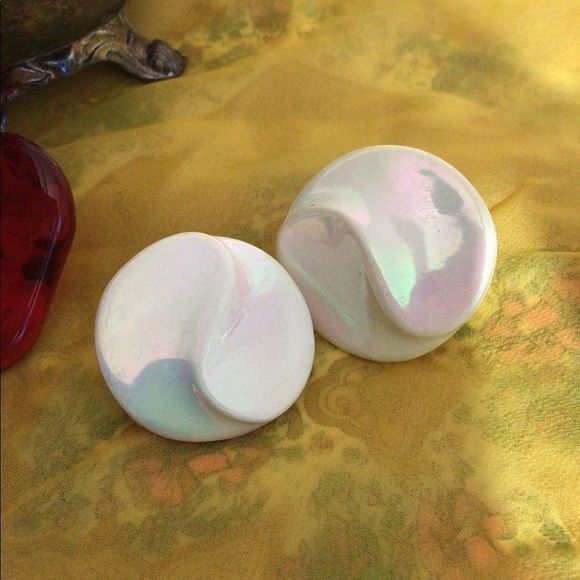 Vintage Retro Button Earrings 1960’s Lucite Iridescent White Swirl Pierced - Picture 11 of 14
